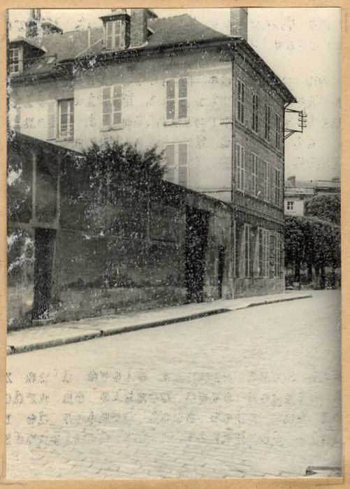 façades sud-ouest et sud-est depuis la rue Fournier Sarlovèze, vue partielle