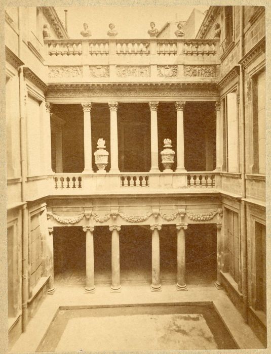 façade sur la cour intérieure de l’escalier monumental