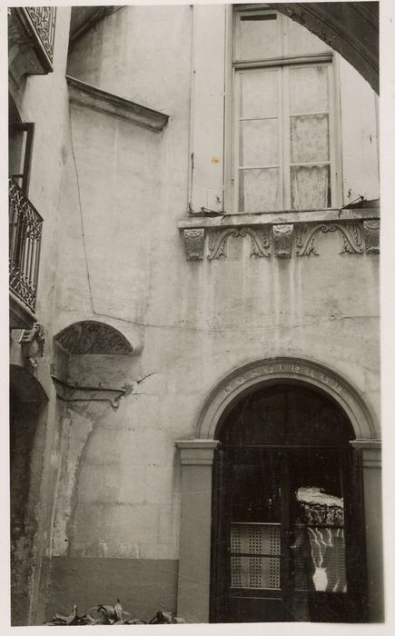 cour intérieure, vue partielle des façades