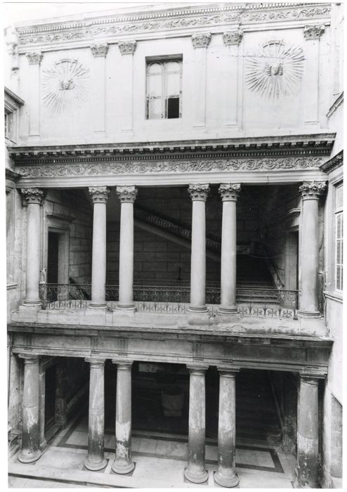 façade sur la cour intérieure de l’escalier monumental