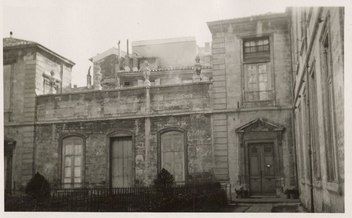 façades sur jardin, vue partielle