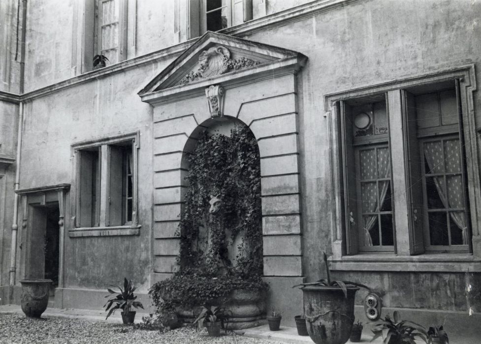 cour d’honneur, façade est, fontaine