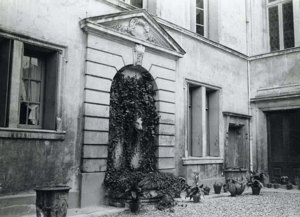 cour d’honneur, façade est, fontaine