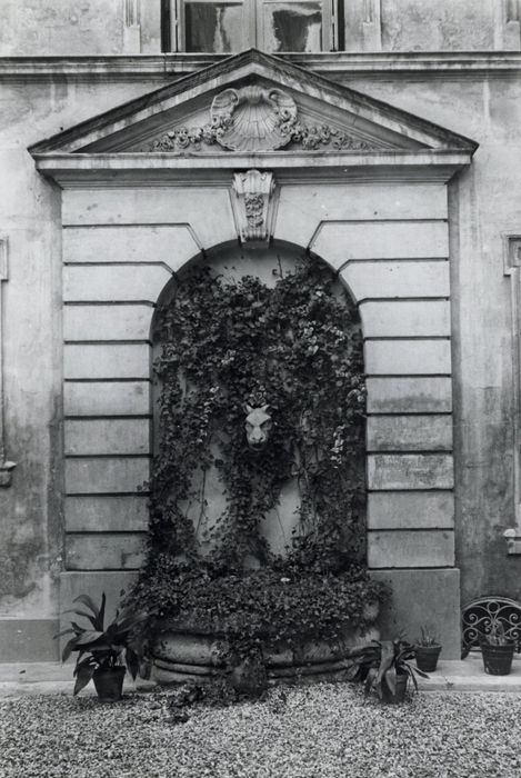 cour d’honneur, façade est, fontaine