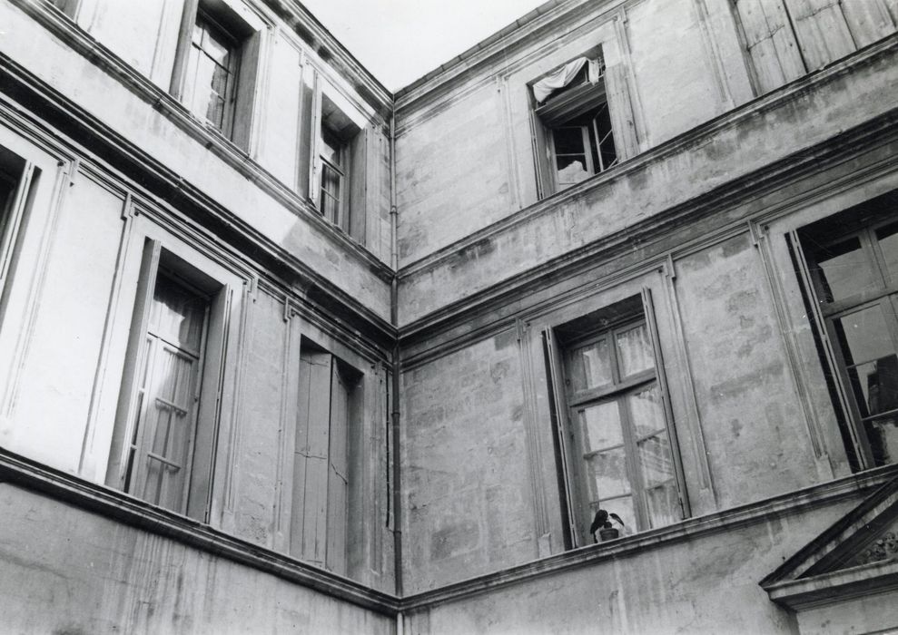 cour d’honneur, vue partielle des façades nord et est