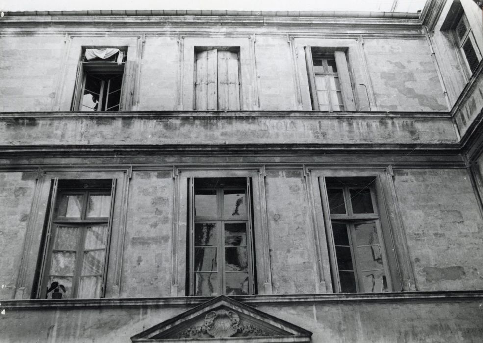 cour d’honneur, vue partielle de la façade est