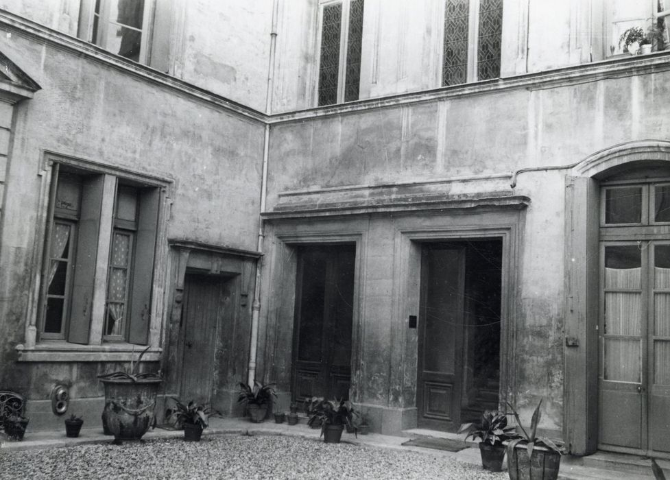 cour d’honneur, vue partielle des façades sud et est