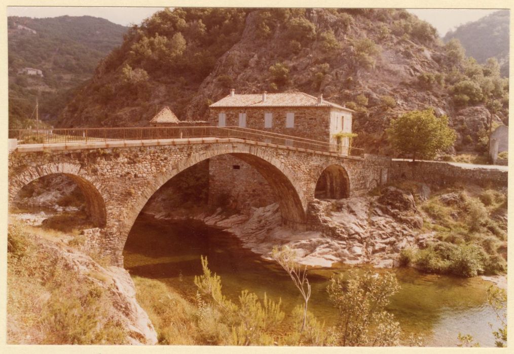 vue générale du pont depuis la rive ouest