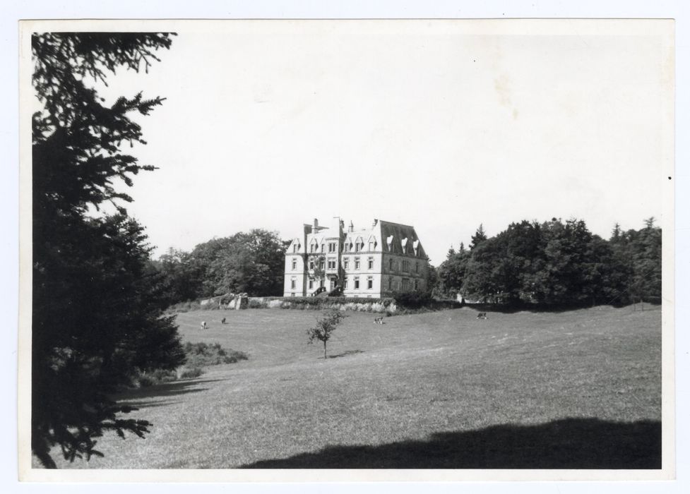 vue générale du château dans son environnement depuis le Nord-Est