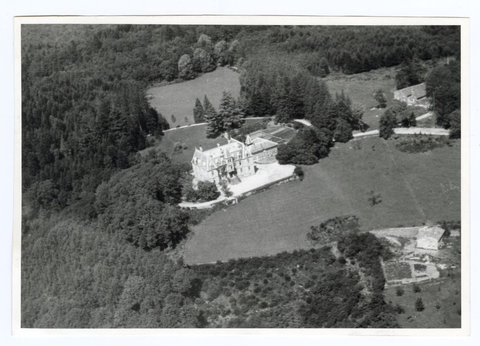 vue aérienne du château dans son environnement