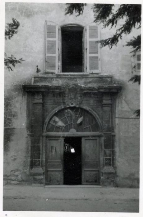 porte d’accès sur cour