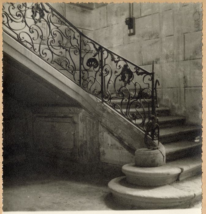 escalier monumental, vue partielle de la rampe en fer forgé