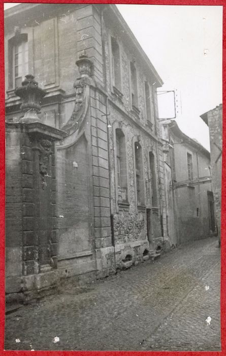 Façade sur rue, vue partielle