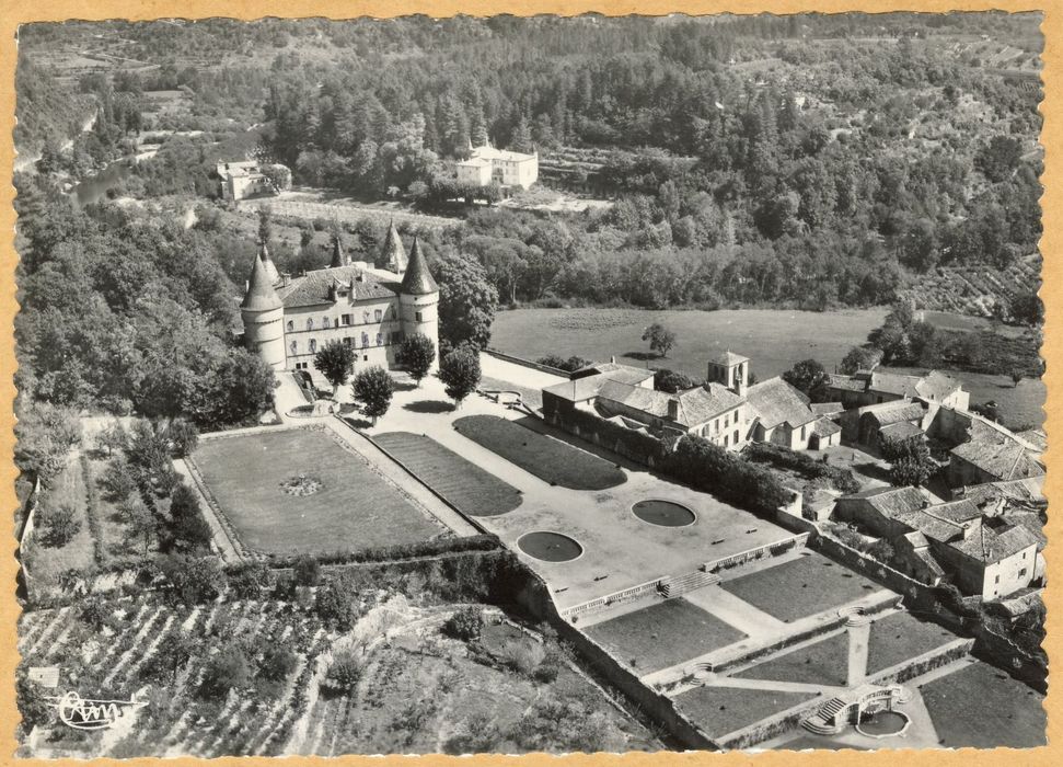 vue aérienne du château dans son environnement