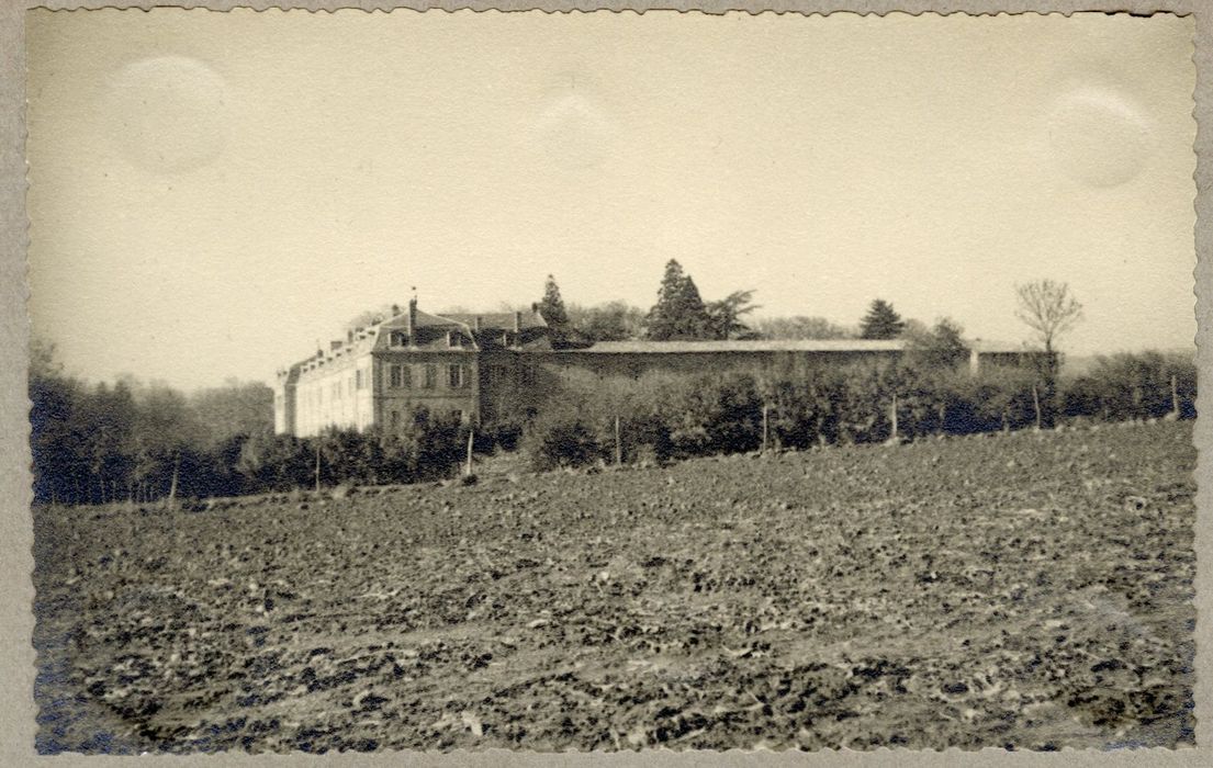 vue partielle des bâtiments depuis l’Est