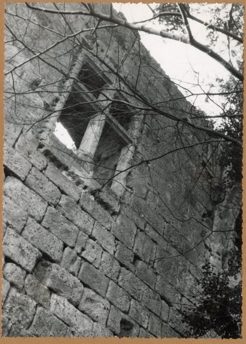 vestiges de l’ancienne église, baie aménagée dans l’élévation interne