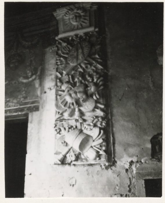 détail d’un bas-relief d’un trophée de la grande salle