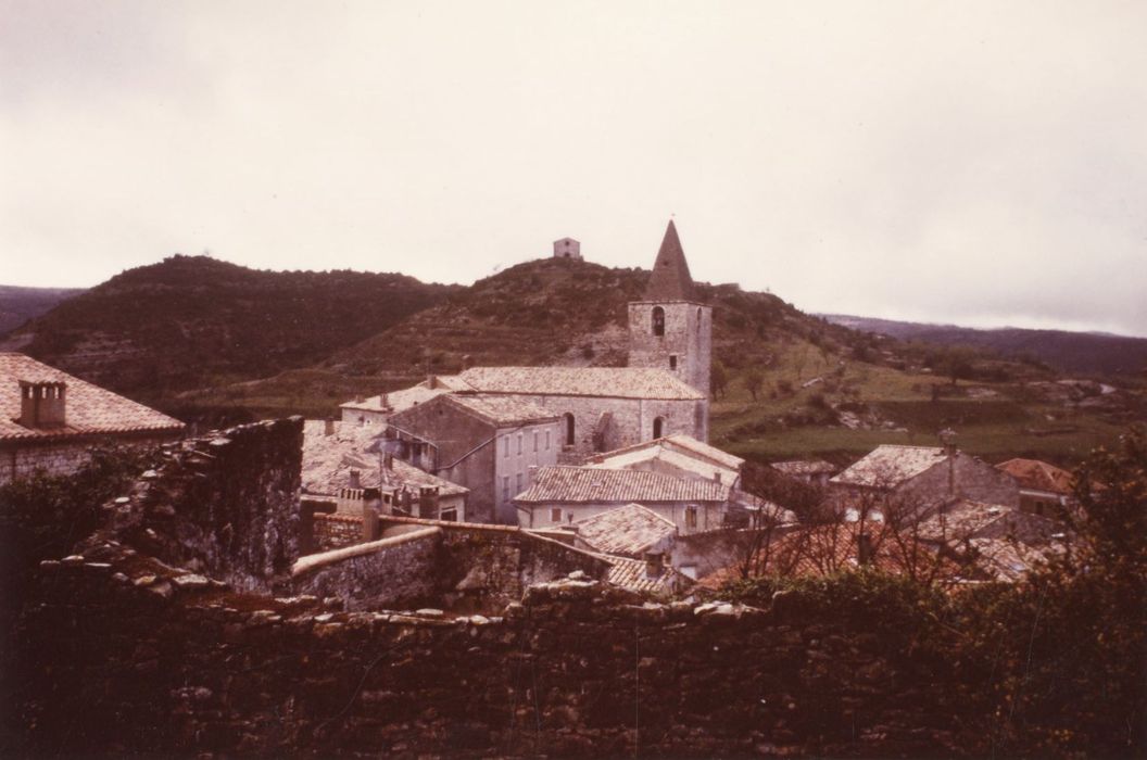 vue générale de l’église dans son environnement depuis le Sud-Est