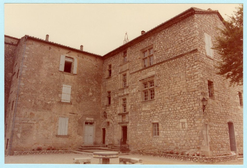 cour, façades ouest et nord