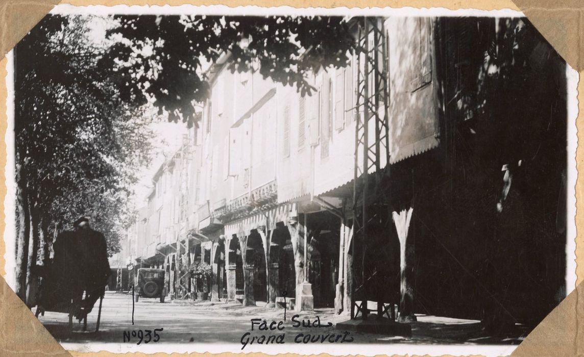 façades sur la place