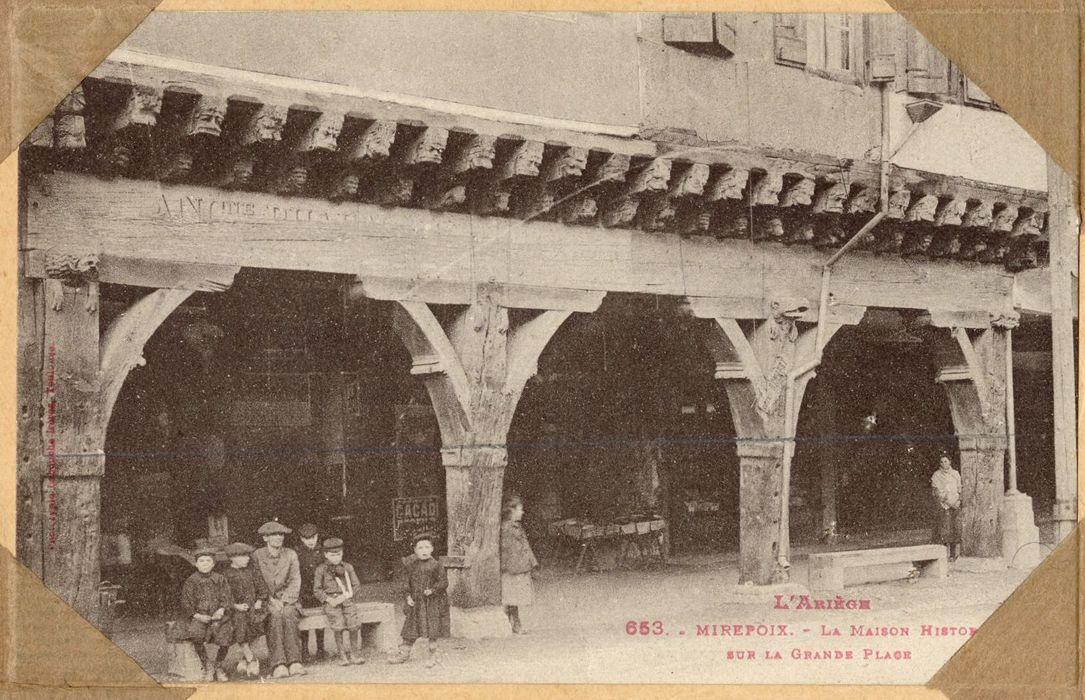 façades sur la place, vue partielle