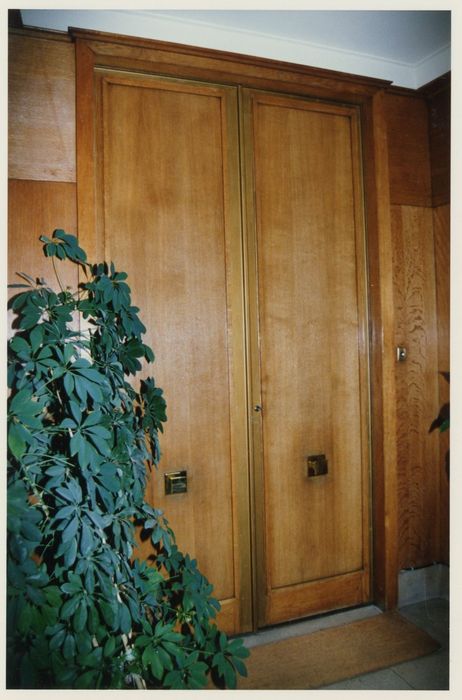 vantaux d’une des portes d’entrée d’un appartement