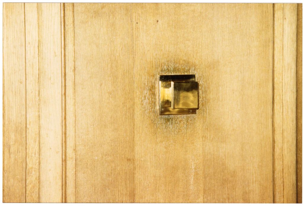 bouton d’une porte d’entrée à un appartement