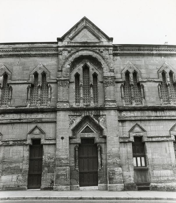 façade sur rue, vue partielle