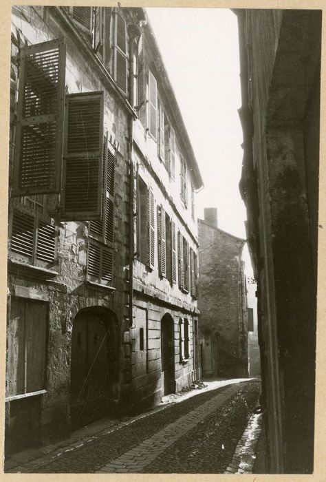 façade sur rue, vue partielle