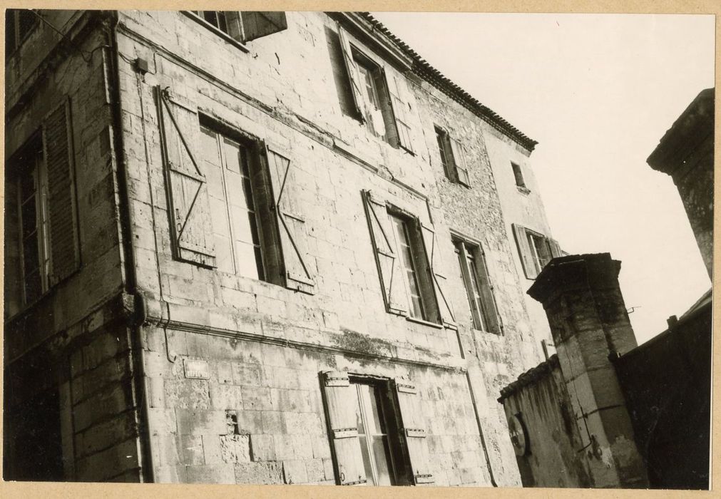 façade sur rue, vue partielle