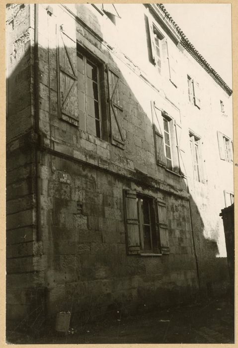 façade sur rue, vue partielle