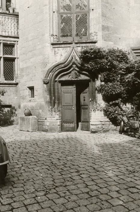 porte d’accès à la tourelle d’escalier depuis la cour d’honneur