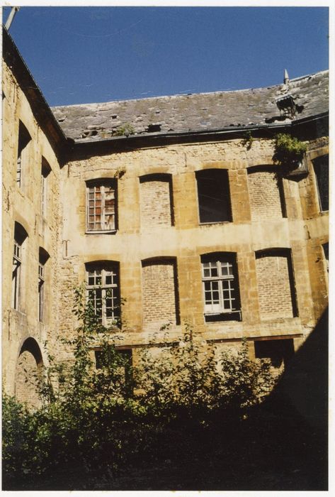 cour intérieure, aile est, façade ouest