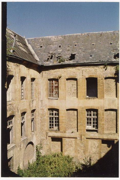 cour intérieure, façades sud et ouest, vue partielle