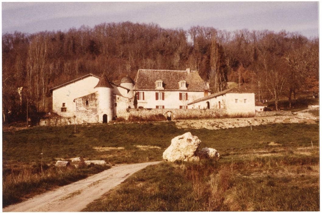 vue générale des bâtiments depuis l’Est