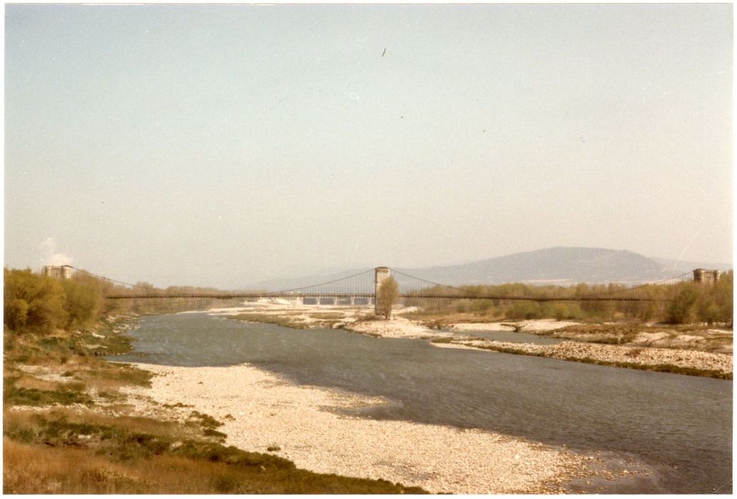 vue générale du pont dans son environnement depuis l’amont