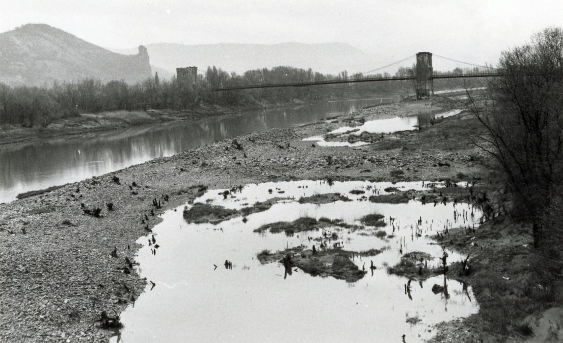 vue générale du pont dans son environnement depuis l’aval