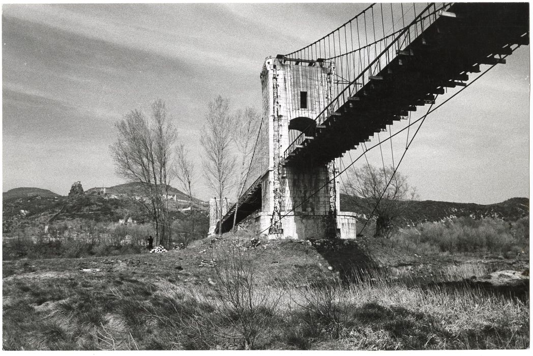 vue partielle du pont dans son environnement depuis l’aval