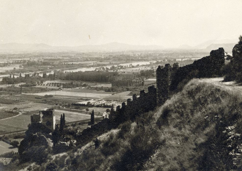 vue générale des vestiges de l’enceinte et de l’église