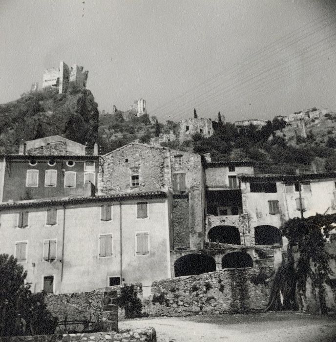 vue générale des vestiges dans leur environnement au-dessus du village