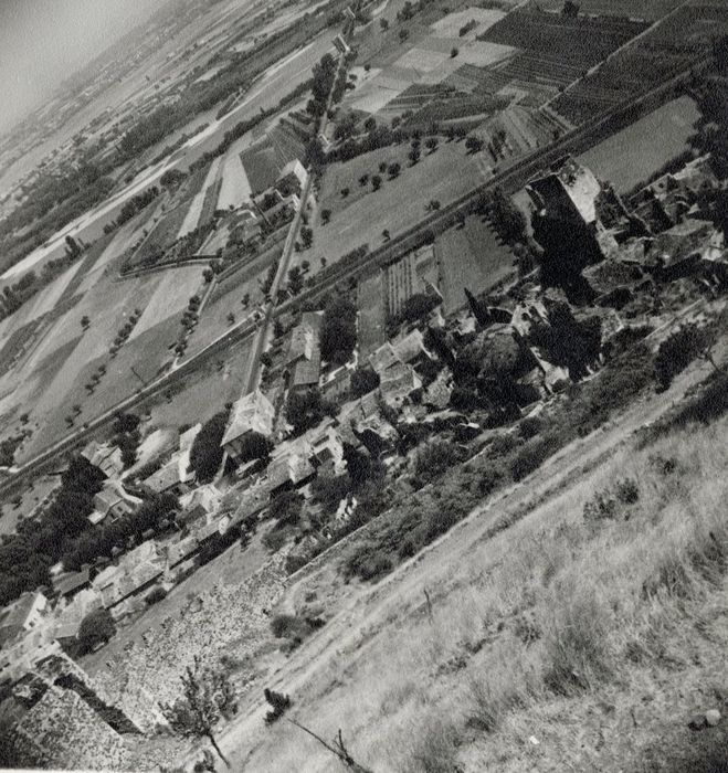 vue partielle des vestiges de l’enceinte et de l’église