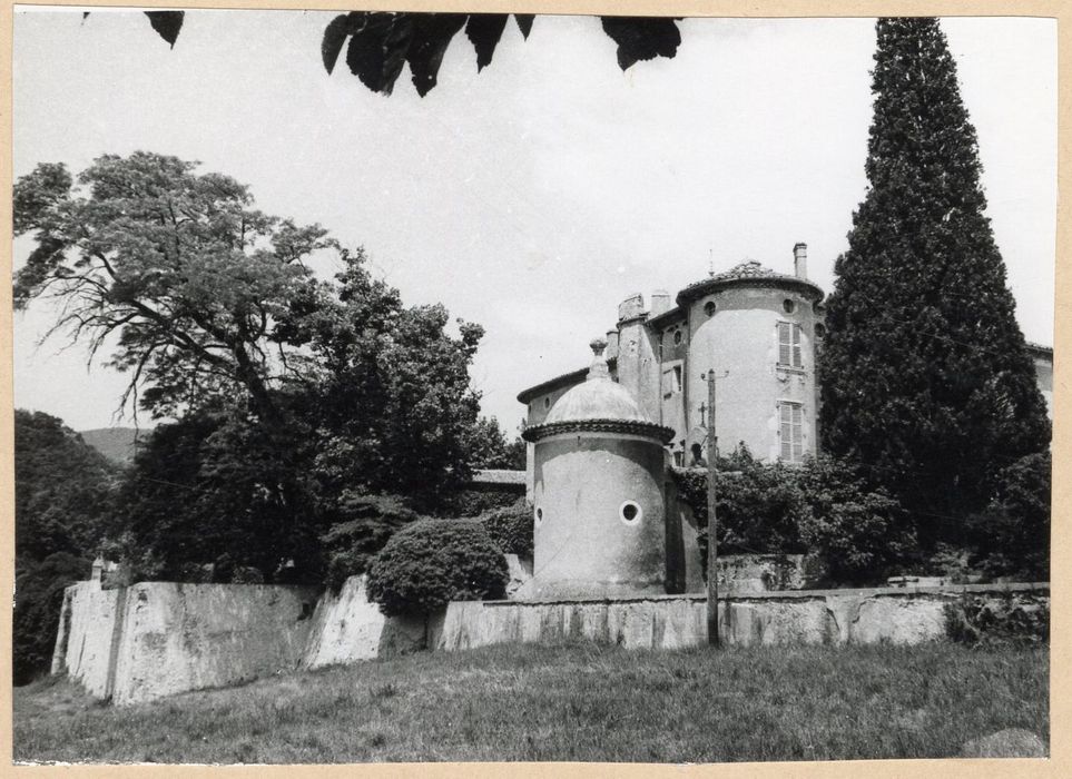 vue partielle des bâtiments depuis l’angle sud-est