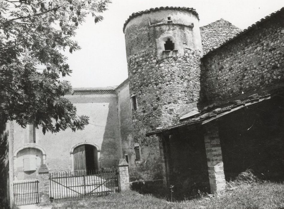 cour des communs, tour située à l’Ouest de l’aile est