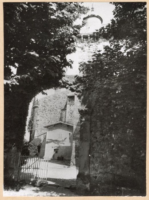 vue partielle du donjon depuis l’Ouest