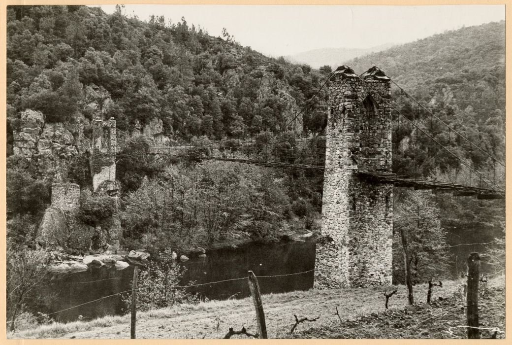 vue générale du pont dans son environnement depuis l’amont