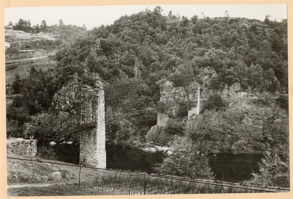 vue générale du pont dans son environnement depuis l’aval