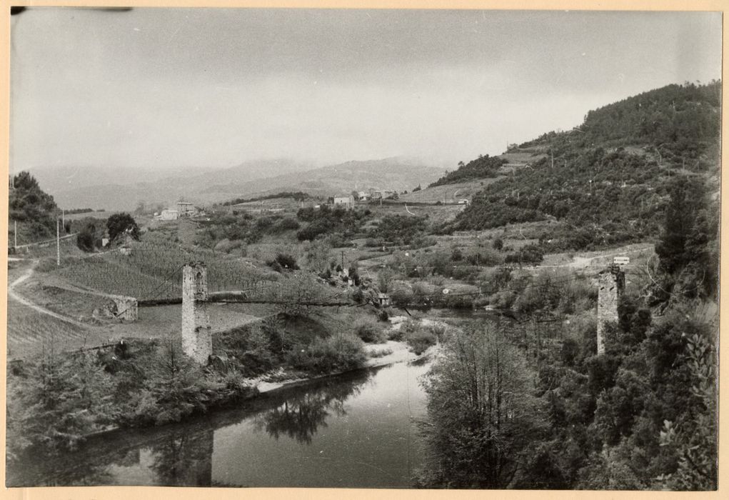 vue générale du pont dans son environnement depuis l’aval