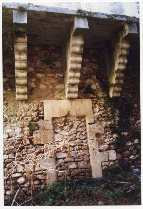 cour intérieure, façade ouest, détail des corbeaux du balcon