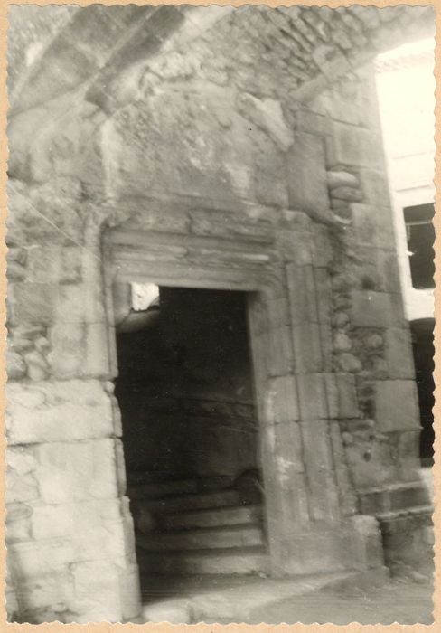 porte d’accès au logis sous le porche d’accès sud