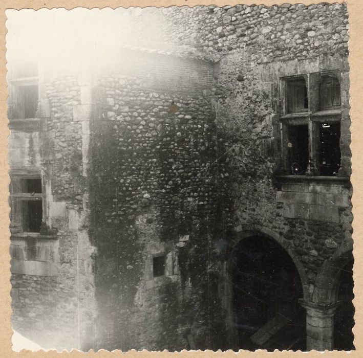 cour intérieure, tour d’escalier, vue partielle